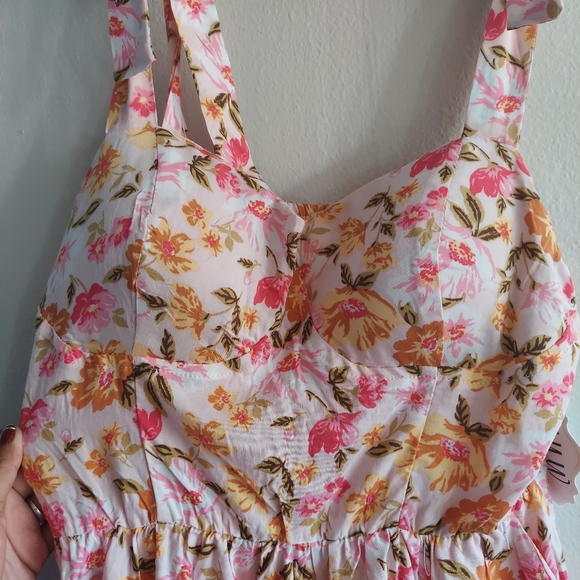 A U W  floral dress - Picture 2 of 9